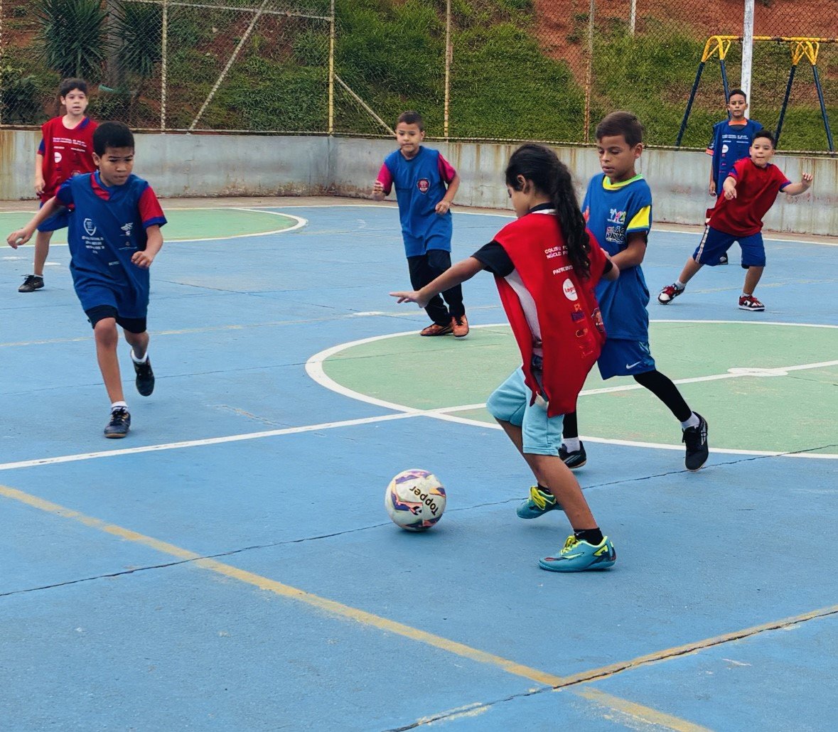 Crianças treinando com educador no Instituto Coliseu